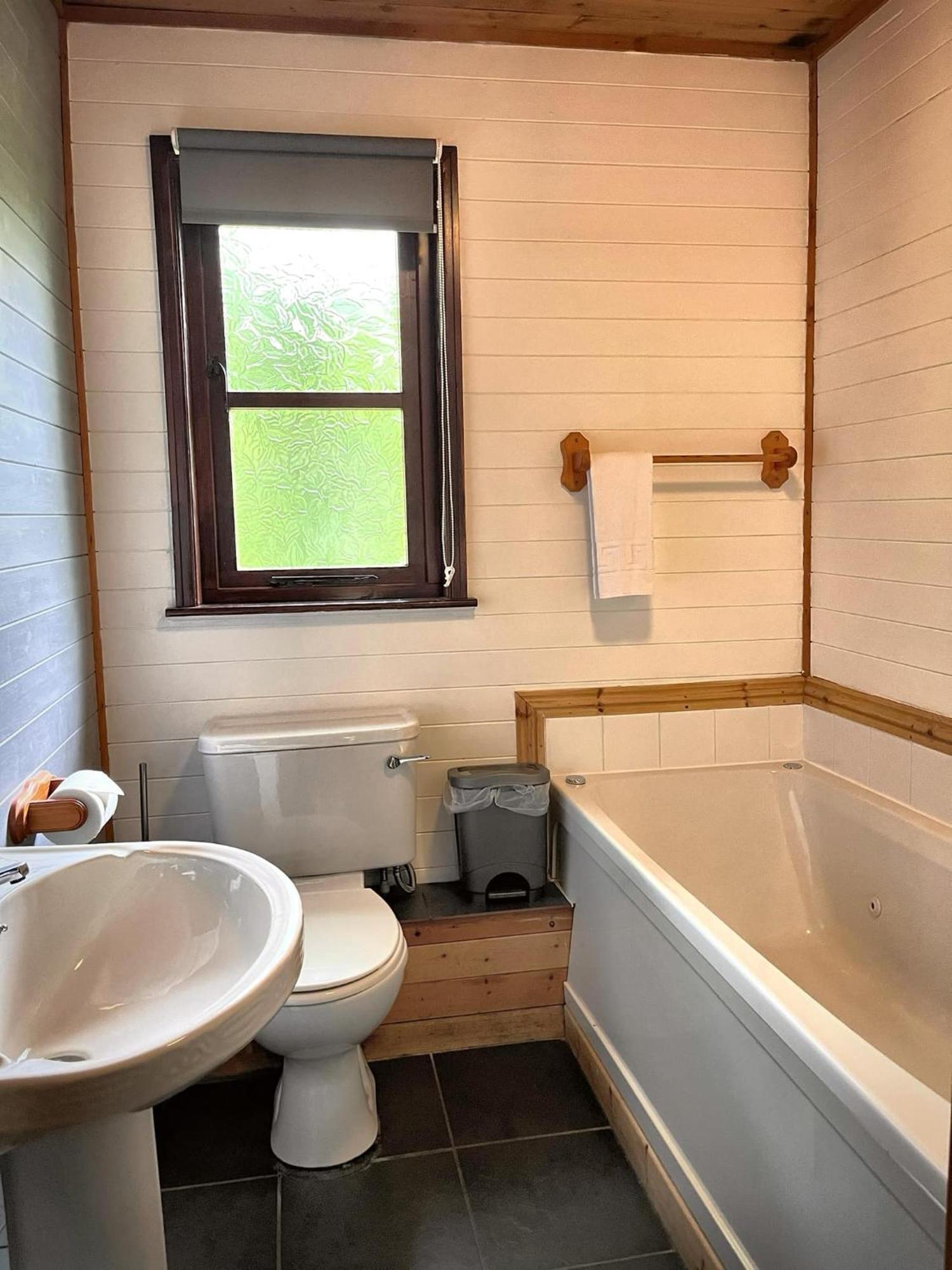 Goldcrest 3-Hot Tub-Woodland Lodges-Carmarthenshire-Tenby Exterior photo